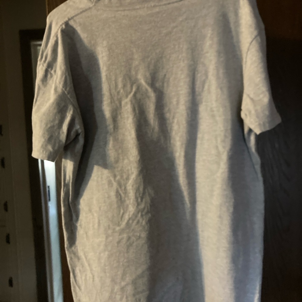 Gray V-Neck T-Shirt with American Flag Design Medium - Picture 3 of 5
